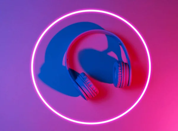 Şık Kulaklıklar Lerin Sentetik Dalgası Parlayan Retrodalga Daire Fütüristik Estetiği — Stok fotoğraf
