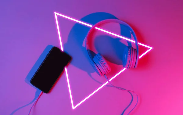 Sluchátka Smartphone Syntetická Vlna Let Retrovlna Zářící Futuristická Estetika Trojúhelníku — Stock fotografie