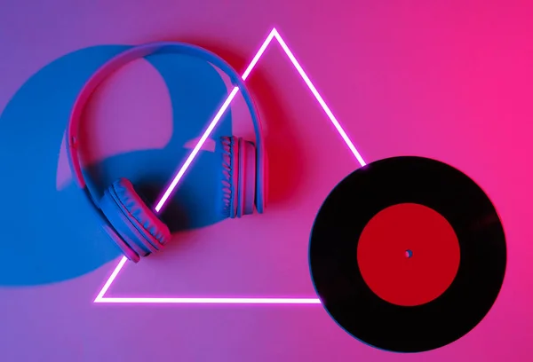 Auriculares Con Disco Vinilo Estética Futurista Triangular Brillante Onda Sintética — Foto de Stock