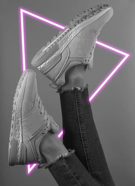 Vrouwenbenen Omhoog Jeans Sneakers Synth Wave Retrowave Gloeiende Driehoek Futuristische — Stockfoto