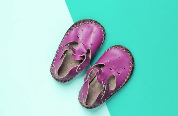 Sandales Pour Enfants Cuir Rose Sur Fond Bleu Vue Dessus — Photo