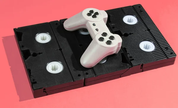 Gamepad Retro Videokazettákon Minimalizmus Stúdió Lövés Rózsaszín Háttér — Stock Fotó