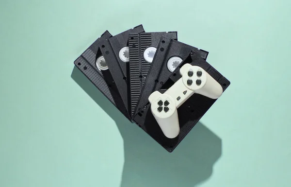 Gamepad Στοίβα Από Ρετρό Κασέτες Βίντεο Στούντιο Μινιμαλισμού Τραβηγμένο Μπλε — Φωτογραφία Αρχείου