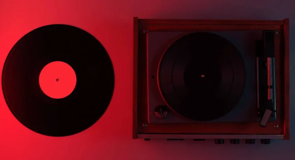 Retro Schallplattenspieler Mit Vinylplatten Rotes Neonlicht Draufsicht — Stockfoto