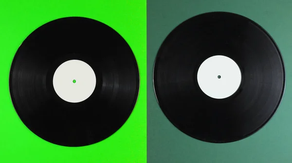 Две Виниловые Пластинки Зеленом Фоне Стиль Ретро Вид Сверху — стоковое фото