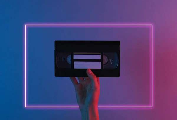 Mano Sostiene Casete Vídeo Retro Con Luz Neón Azul Rojo — Foto de Stock