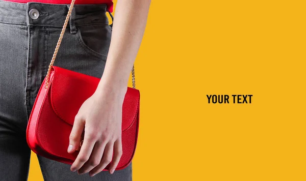 Mulher Magro Jeans Camiseta Segurando Saco Vermelho Fundo Amarelo Moda — Fotografia de Stock