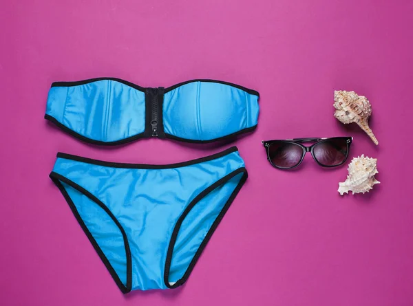 Letní Plážové Oblečení Doplňky Růžovém Pozadí Dámské Plavky Sluneční Brýle — Stock fotografie