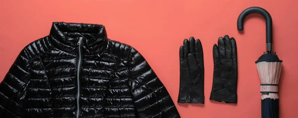 Modische Damenbekleidung Und Accessoires Jacke Handschuhe Regenschirm Auf Rosa Hintergrund — Stockfoto
