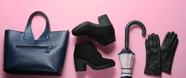 Herbstschuhe Und Accessoires Für Frauen Auf Rosa Hintergrund Lederhandschuhe Stiefel — Stockfoto