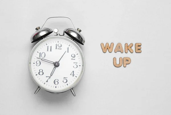 Reloj Despertador Retro Sobre Fondo Blanco Con Texto Despiertan Con —  Fotos de Stock