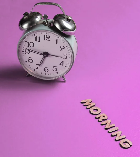 Retro Ébresztőóra Rózsaszín Háttér Szöveges Reggeli Betűkkel — Stock Fotó