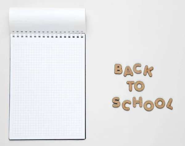 Čas Škole Minimální Notepad Podzimní Podzimní Listy Bílém Pozadí Sloganem — Stock fotografie