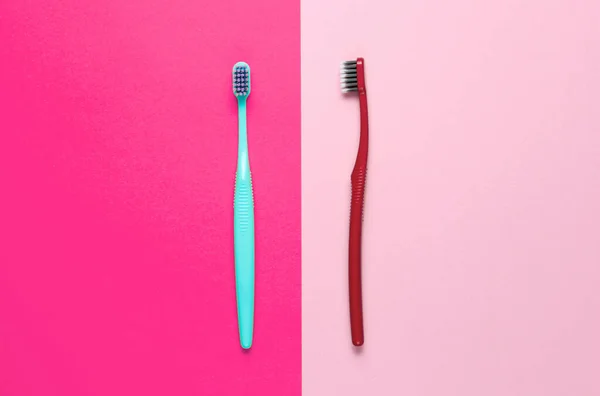 Zwei Neue Zahnbürsten Auf Farbigem Papierhintergrund Minimalistisches Hygienekonzept — Stockfoto