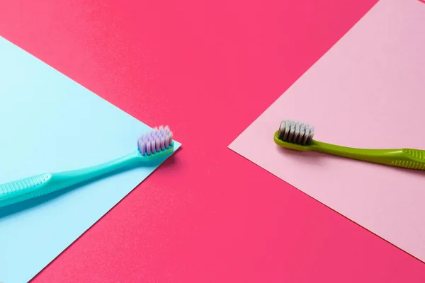 Duas Novas Escovas Dentes Fundo Papel Colorido Conceito Higiene Minimalista — Fotografia de Stock