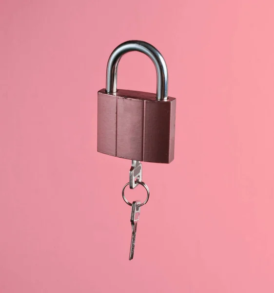 Metal Lock Key Vanilla Pink Background — Stockfoto