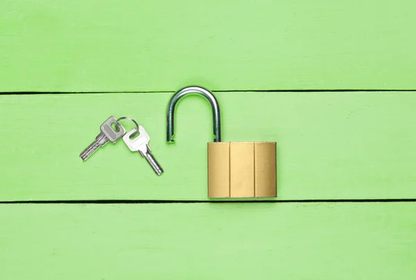 Lock Key Green Wooden Background Minimalistic Concept Top View — 图库照片