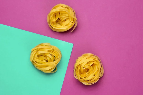 Minimalismus Italských Potravin Syrové Tagliatelle Nudle Modrofialovém Pozadí — Stock fotografie