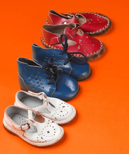 Muchos Zapatos Cuero Para Niños Sobre Fondo Naranja — Foto de Stock