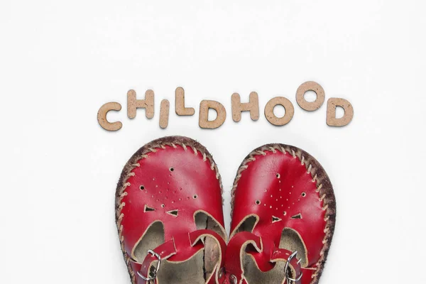 Sandales Cuir Pour Enfants Sur Fond Blanc Avec Mot Enfance — Photo