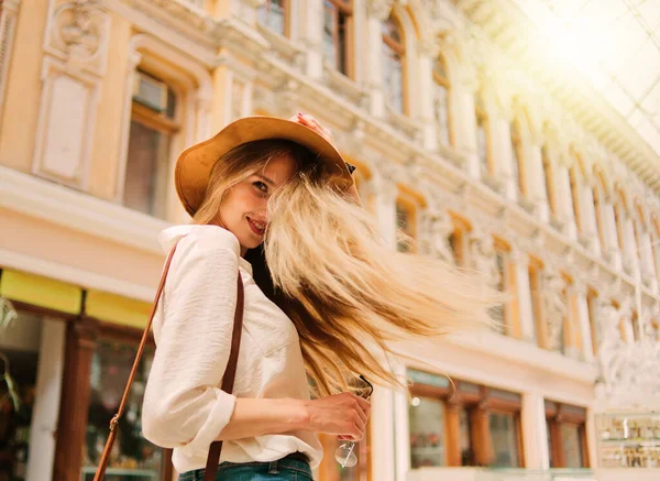 Porträtt Ung Blond Kvinna Turist Hatt Bakgrunden Urban Arkitektur — Stockfoto
