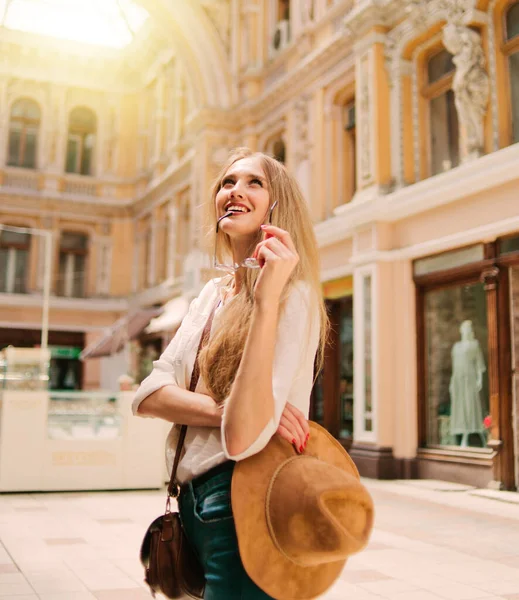 Mujer Joven Alegre Turista Rubia Con Sombrero Fondo Arquitectura Urbana — Foto de Stock