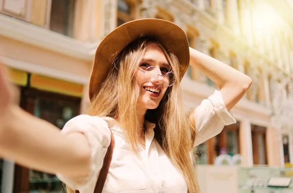 Emotional Blonde Woman Felt Hat Glasses Makes Selfie Background Old — Stock Photo, Image