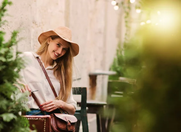 Ung Blond Kvinna Sitter Vintage Stil Utomhus Café Och Tittar — Stockfoto