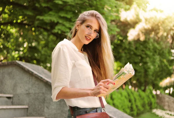 Hermosa Mujer Turista Ropa Estilo Casual Usando Mapa Ciudad Mientras — Foto de Stock