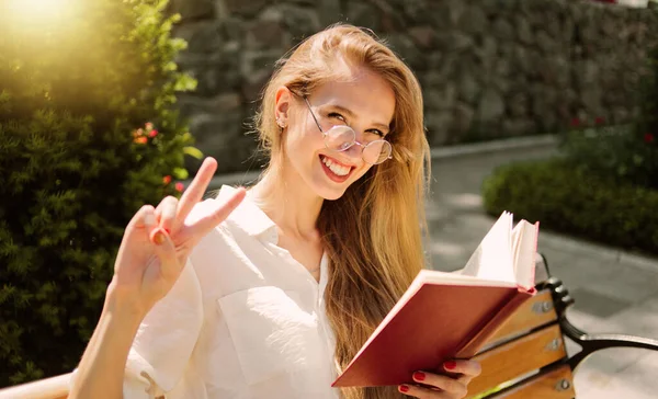 Mladý Atraktivní Blondýnka Studentka Brýlích Čtení Knihy Zatímco Sedí Lavičce — Stock fotografie