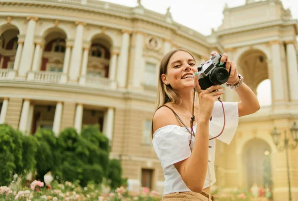 Genç Mutlu Bir Turist Elinde Bir Turist Şehrinin Mimarisinin Arka — Stok fotoğraf