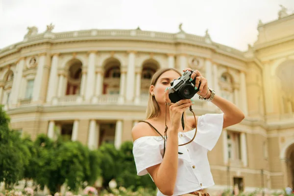 Młoda Kobieta Turysta Trzyma Rękach Aparat Retro Tle Architektury Miasta — Zdjęcie stockowe