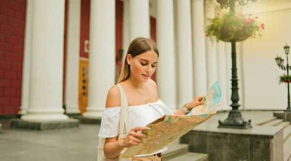 Genç Güzel Kadın Turist Şehir Haritasını Şehir Ortamında Köşe Yazılarıyla — Stok fotoğraf