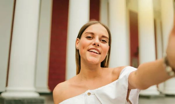 Selfie Portrait Cheerful Charismatic Woman Background Building Columns Outdoor — 스톡 사진