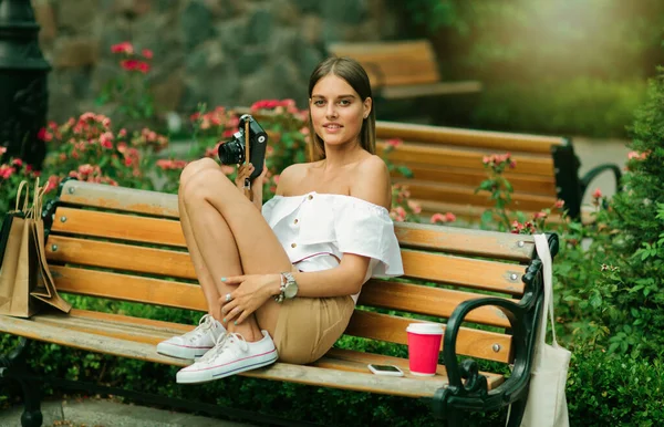 Ung Fashionabel Kvinna Sommarkläder Håller Retrokamera Medan Sitter Bänk Parken — Stockfoto