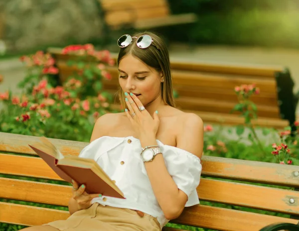 Krásná Blondýna Žena Čtení Knihy Nadšením Zatímco Sedí Lavičce Parku — Stock fotografie