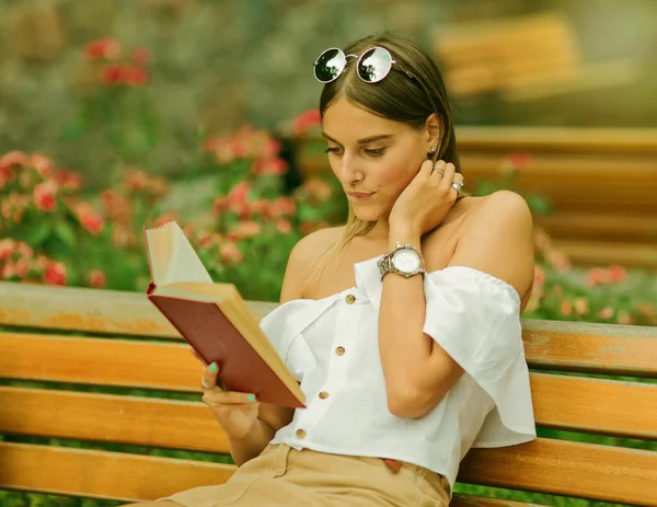 Krásná Blondýna Žena Čtení Knihy Nadšením Zatímco Sedí Lavičce Parku — Stock fotografie