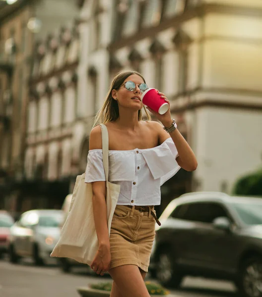 Kaffe Språng Ung Modekvinna Trendiga Sommarkläder Håller Kaffekopp När Går — Stockfoto