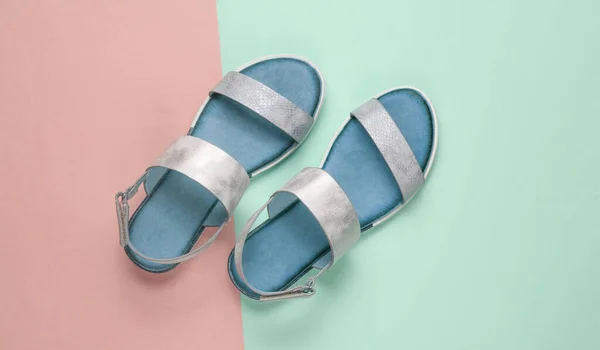 Sandálias Femininas Couro Fundo Azul Rosa Pastel Calçado Verão Vista — Fotografia de Stock