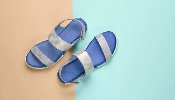 Läder Kvinnliga Sandaler Pastell Blå Rosa Bakgrund Sommarskor Ovanifrån — Stockfoto