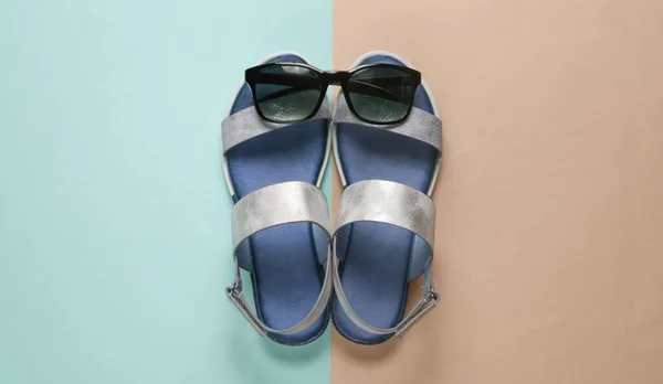 Creative Summer Beach Flat Lay Leather Women Sandals Sunglasses Colored — Stockfoto
