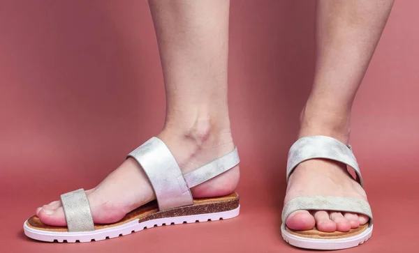 Vrouwelijke Benen Trendy Leren Sandalen Roze Achtergrond Zomerschoenen Stijlvolle Uiterlijk — Stockfoto