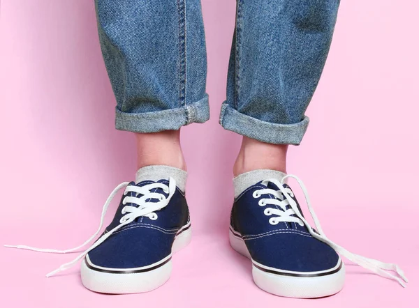 Modestudio Opname Vrouwelijke Benen Jeans Sneakers Met Ongebonden Veters Roze — Stockfoto
