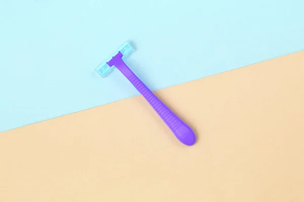 Minimalistic Beauty Concept Red Plastic Razor Colored Background Top View — Stock Photo, Image