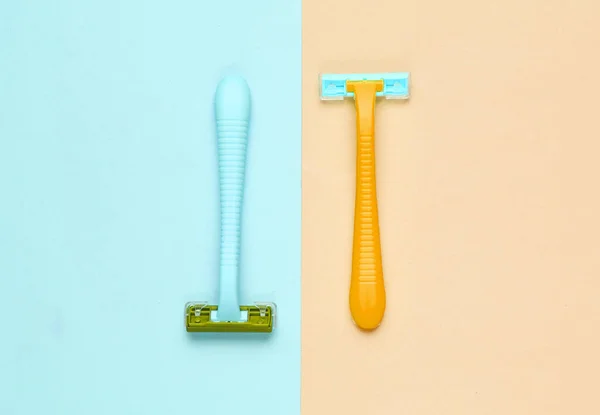 Minimalistic Beauty Concept Two Plastic Razor Blue Yellow Pastel Background — Stock Photo, Image