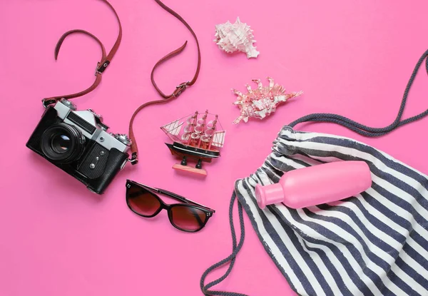 Cestovní Doplňky Retro Kamera Růžovém Pozadí Výlet Pláži Dovolená Letní — Stock fotografie