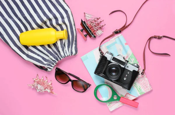 旅行家配件 复古相机粉红色背景 去海滩旅行 夏天的简约背景 平面外景旅游寓言 — 图库照片