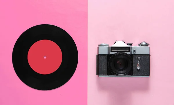 Retro Csendélet Évek Vinyl Felvétel Kamera Rózsaszín Háttérrel Első Látásra — Stock Fotó
