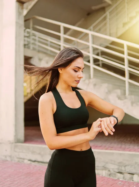 Atractiva Mujer Deportiva Ropa Deportiva Usar Reloj Inteligente Aire Libre —  Fotos de Stock