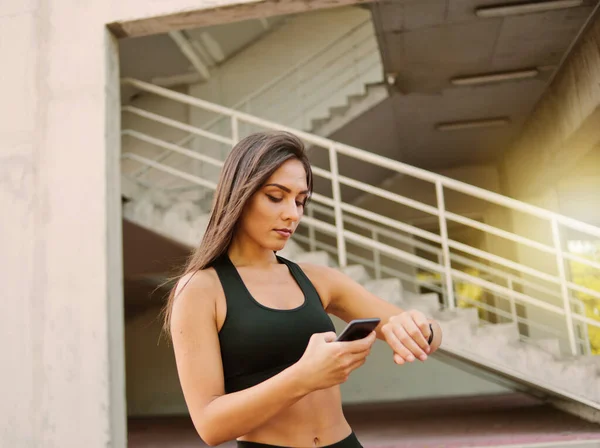 Aantrekkelijke Sportvrouw Sportkleding Gebruik Slim Horloge Buiten Stedelijke Omgeving — Stockfoto